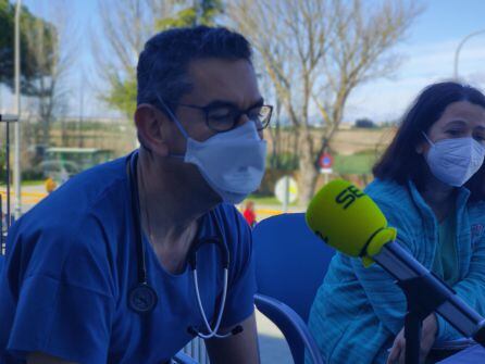 Manuel Romero,primer médico contagiado de Covid en Huelva junto a su compañera Ana Gómez, enfermera de la UCI