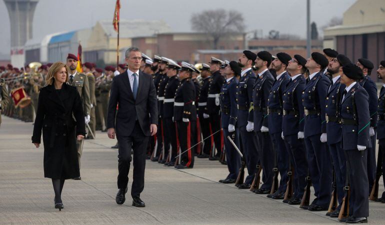 El secretario general de la OTAN, Jens Stoltenberg, acompañado por la ministra española de Defensa, María Dolores de Cospedal, pasa revista a las tropas a su llegada este jueves a la Base Aérea de Torrejón.