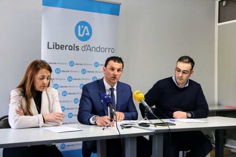 Maribel Lafoz, Jordi Gallardo i Amadeu Rossell, executiva de Liberals d'Andorra, en roda de premsa ahir