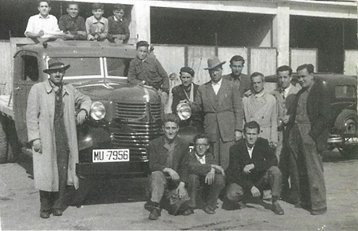 Siempre rodeado de clientes y amigos en el Garaje Trino.