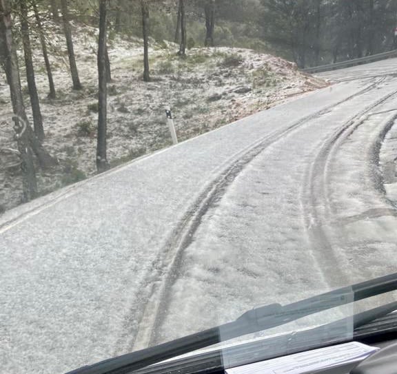 El granizo cubriendo la carretera en El Burgo