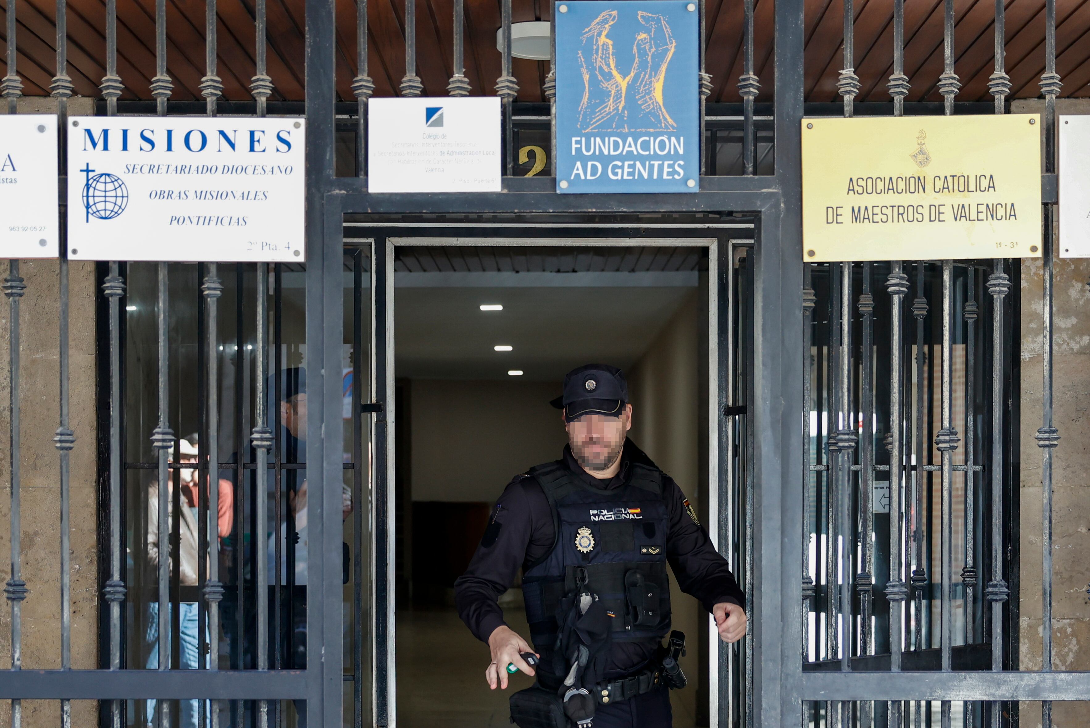 Un agente de la Policía Nacional sale del edificio donde se investigan las circunstancias de la muerte del canónigo emérito de la Catedral de València Alfonso López Benito, cuyo cuerpo sin vida ha sido hallado este martes por la mañana en su domicilio del centro de la ciudad, muy próximo a la seo.