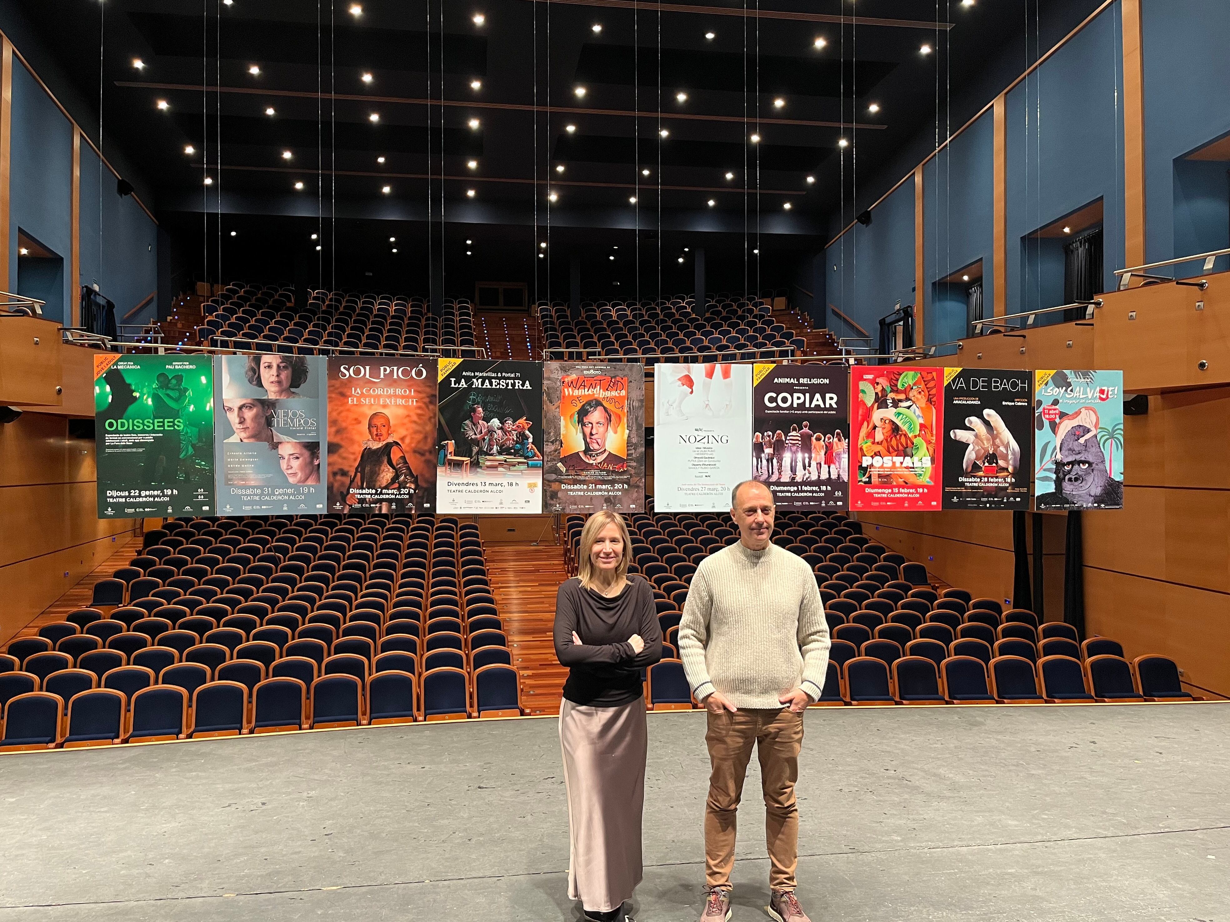 Elisa Guillem, edil de Cultura; i Josep Policarpo, tècnic de Cultura, tras presentar la programación en el Teatre Calderón.