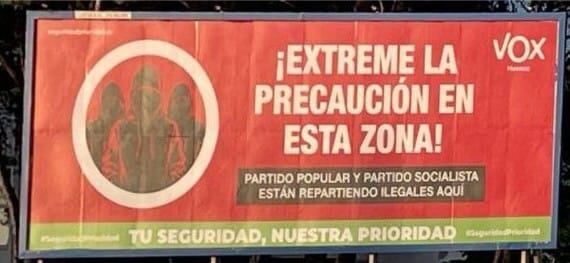 Valla instalada por Vox a la entrada de Huesca