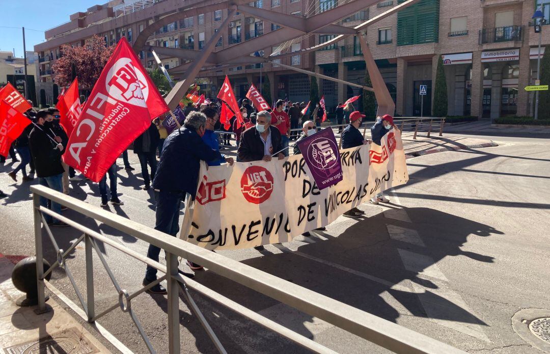 Imagen de la marcha sindical por las calles de Valdepeñas, ante el bloqueo de la renovación del convenio colectivo de vinícolas 