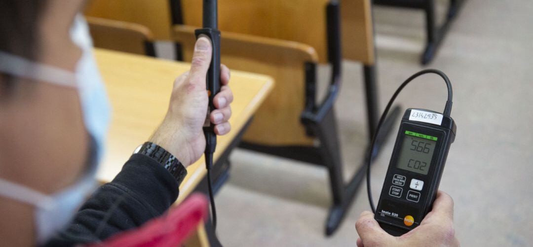 Se ha establecido un máximo de 700 ppm de CO2 como indicador para saber que tenemos que ventilar mejor