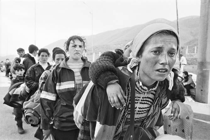 Un grupo de mujeres atraviesa la frontera entre Serbia y Kosovo en abril de 1999.