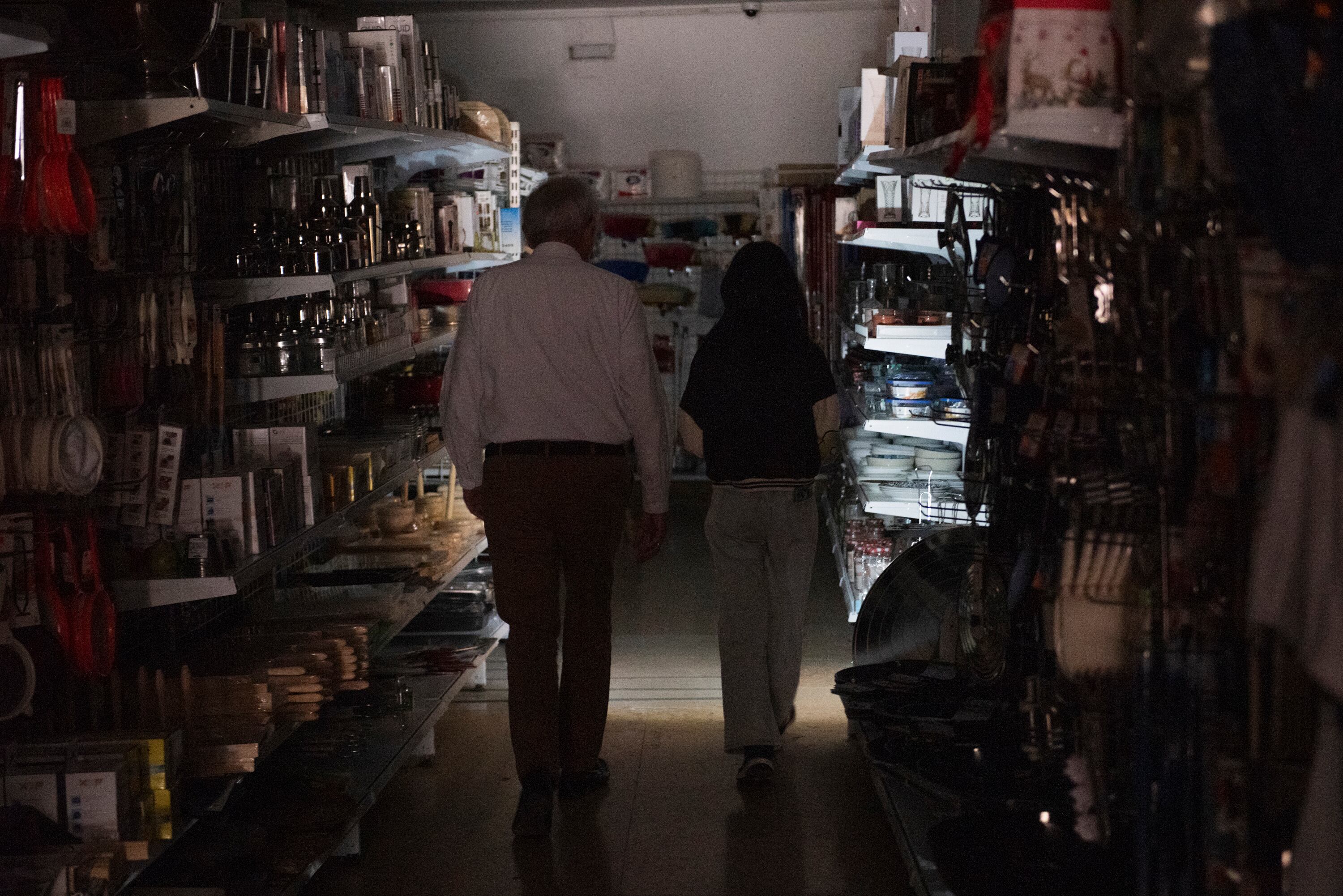 Interior de una ferretería durante el apagón.