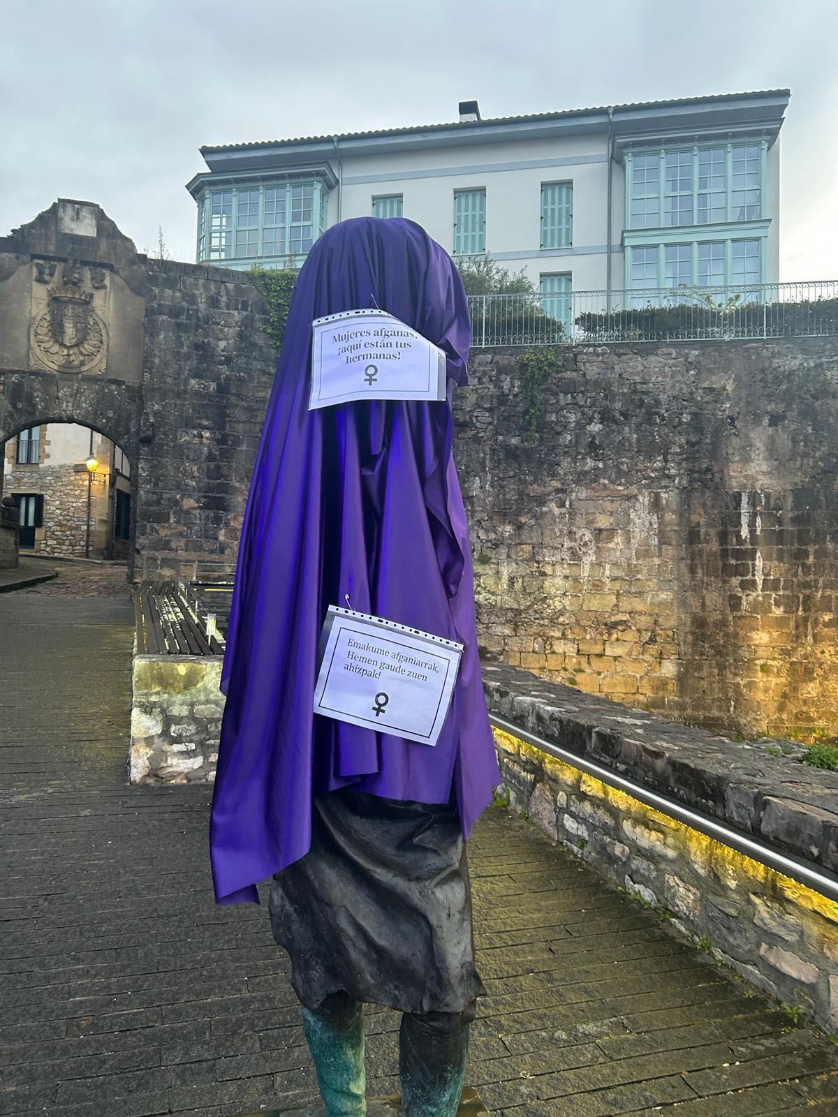 El Hatxero de la Puerta de Santa María de Hondarribia cubierto por un manto morado