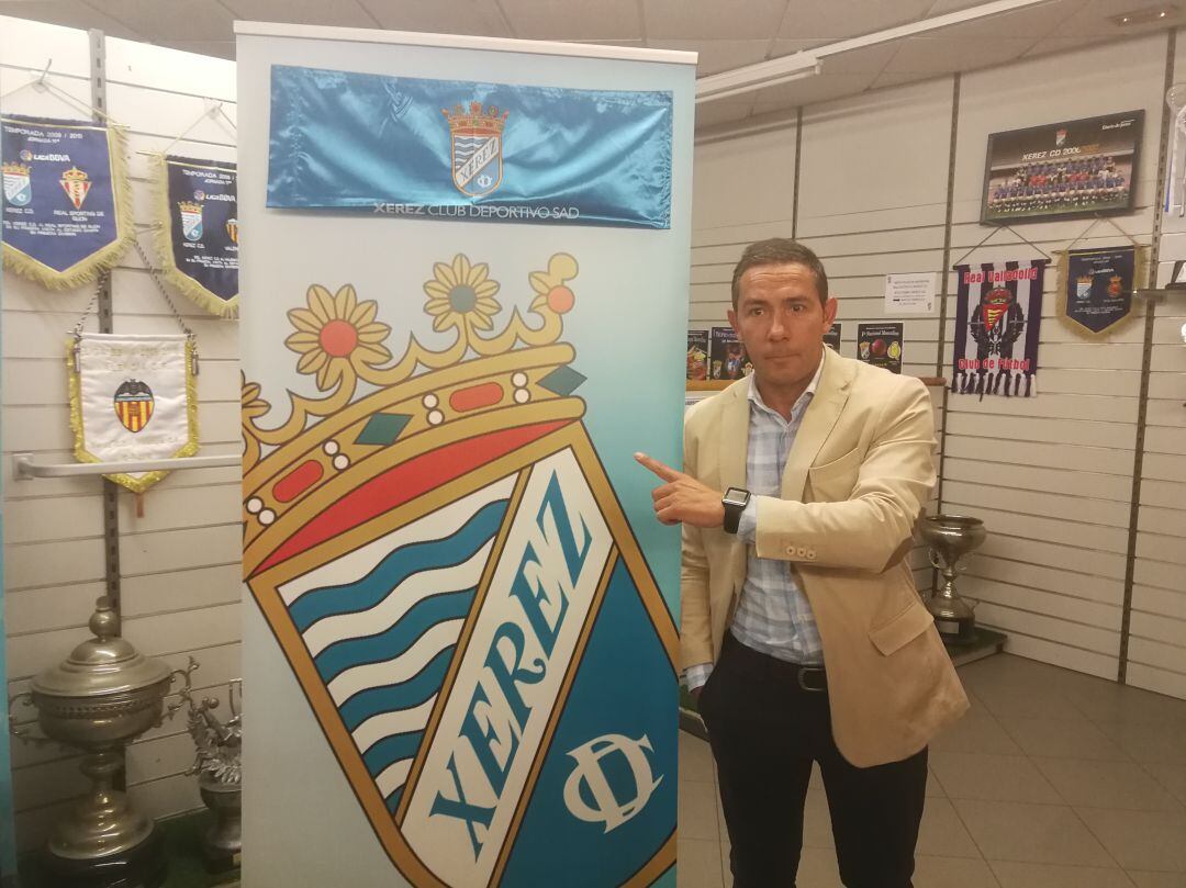 Juan Carlos posa con el escudo del Xerez CD. 