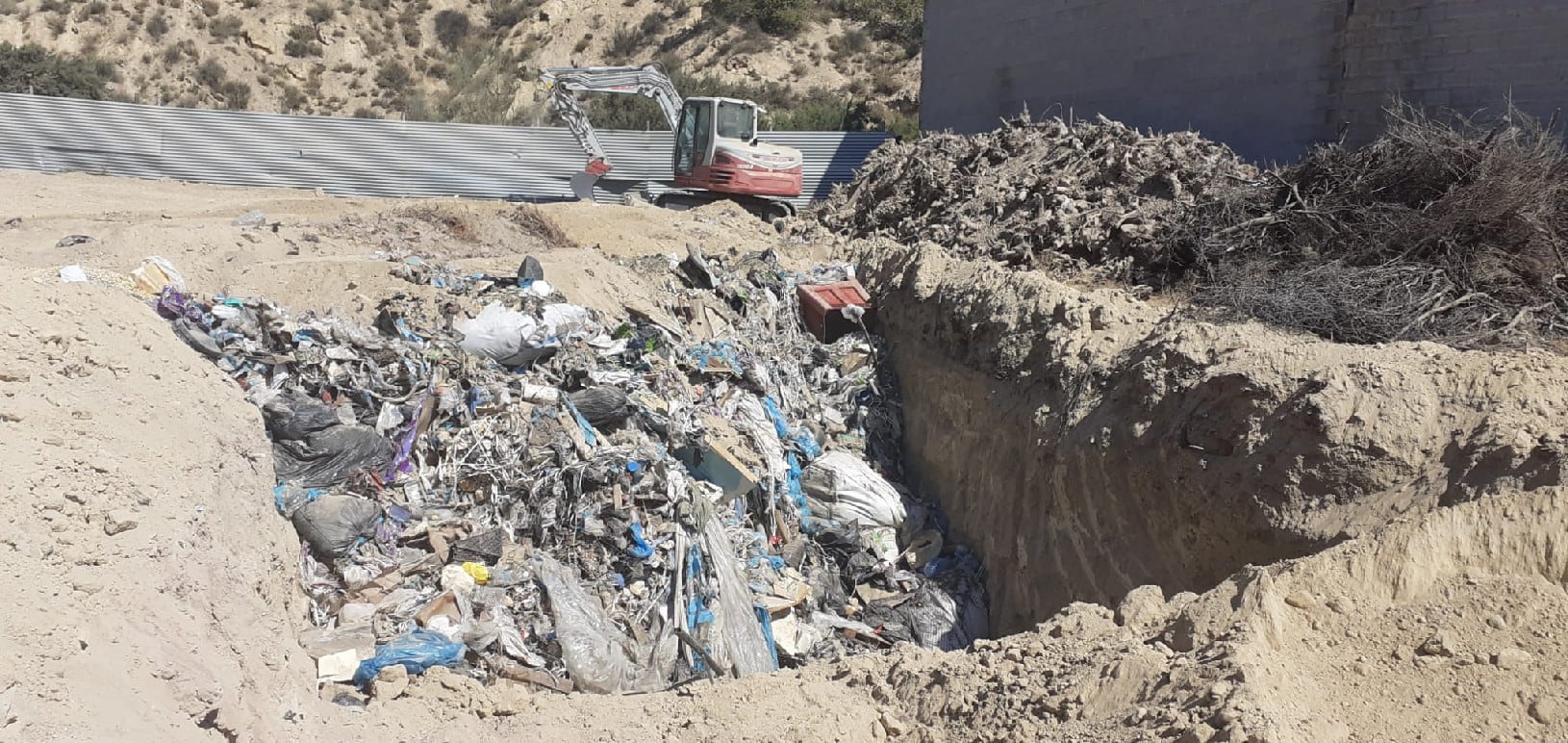 Denuncian al propietario de un solar que enterraba materiales contaminantes sin ningún tipo de licencia en Lorca