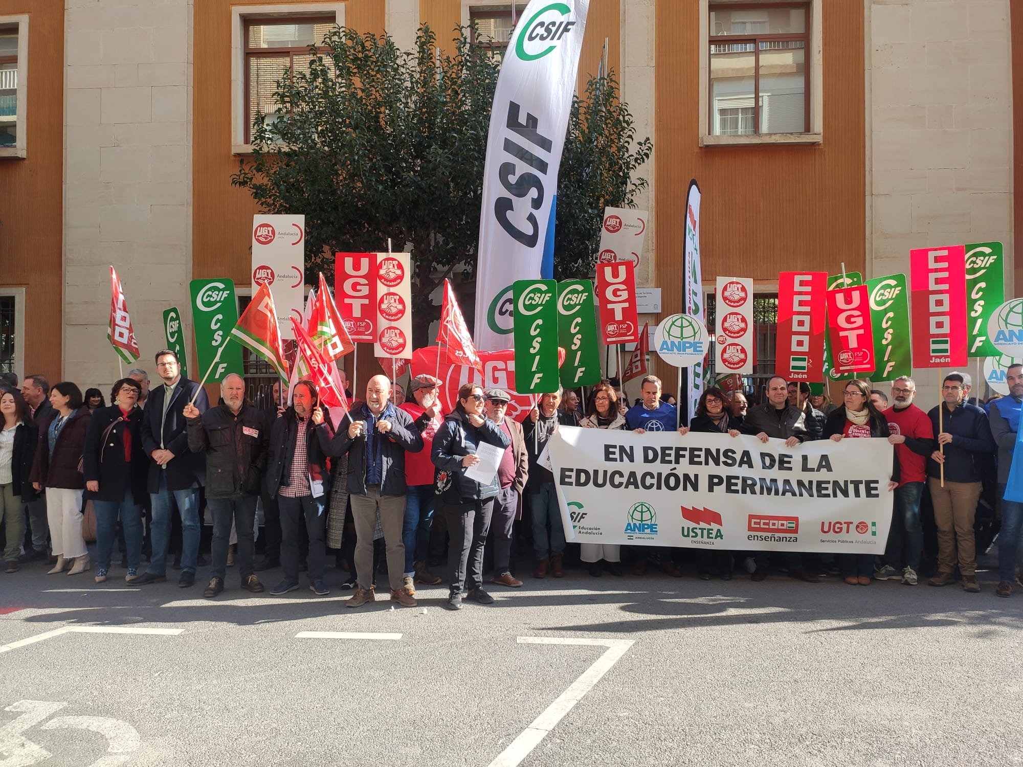 Concentración ante la delegación de educación de la Junta de Andalucía en Jaén en defensa de la educación permanente