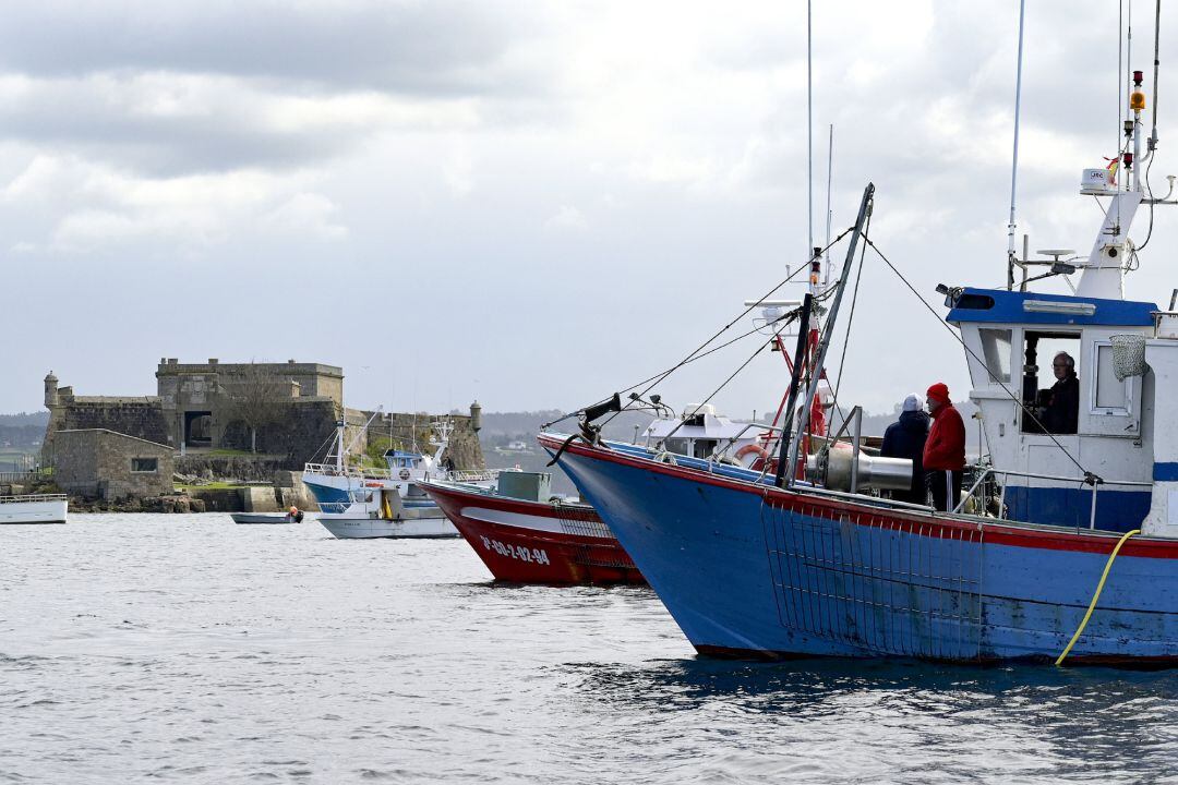  Varios barcos de flota artesanal tras la convocatoria de paro por parte de la Federación Galega de Cofradías de Pescadores.