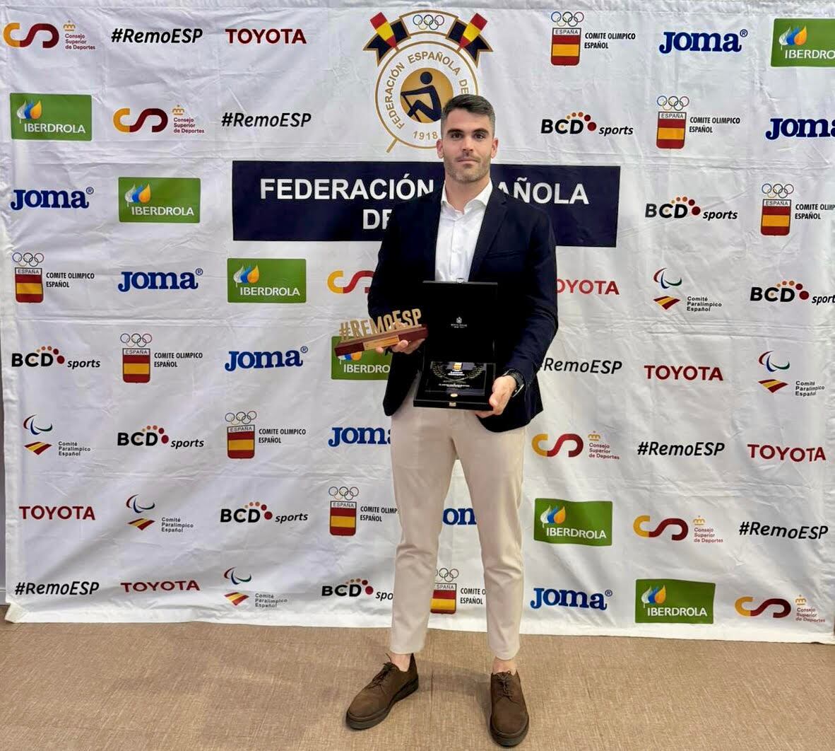 El remero malagueño Adrián Miramón ha sido condecorado con el Laurel Olímpico que otorga el Comité Olímpico Español