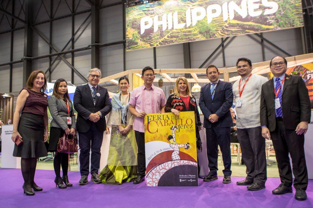 Presentación del cartel de la Feria del Caballo en el stand de Filipinas en Fitur