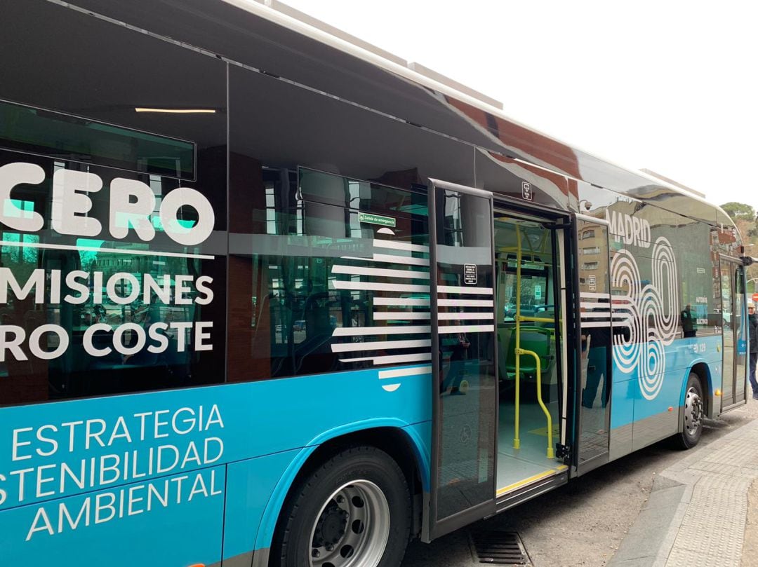 Autobús de la línea que unirá Atochay Moncloa en la presentación en la mañana de este martes.