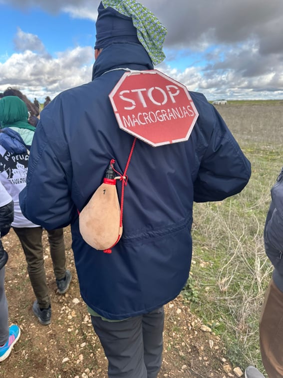 Participante en la marcha de Fuentemolinos al páramo de Corcos en protesta por las macrogranjas