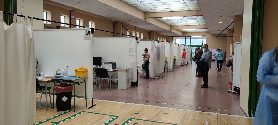 Vacunación contra la Covid-19 en el pabellón Pedro Delgado