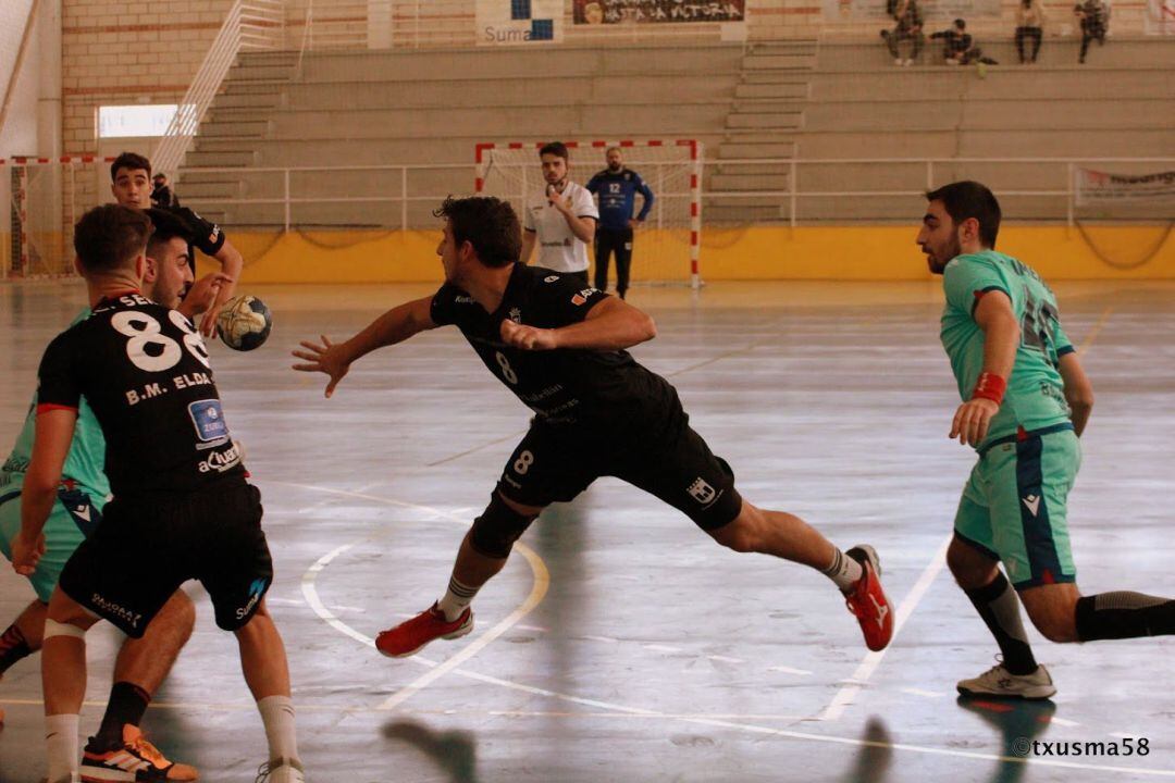 El Bm. Elda - C.E.E. vuelve a la competición recibiendo al líder Agustinos Alicante