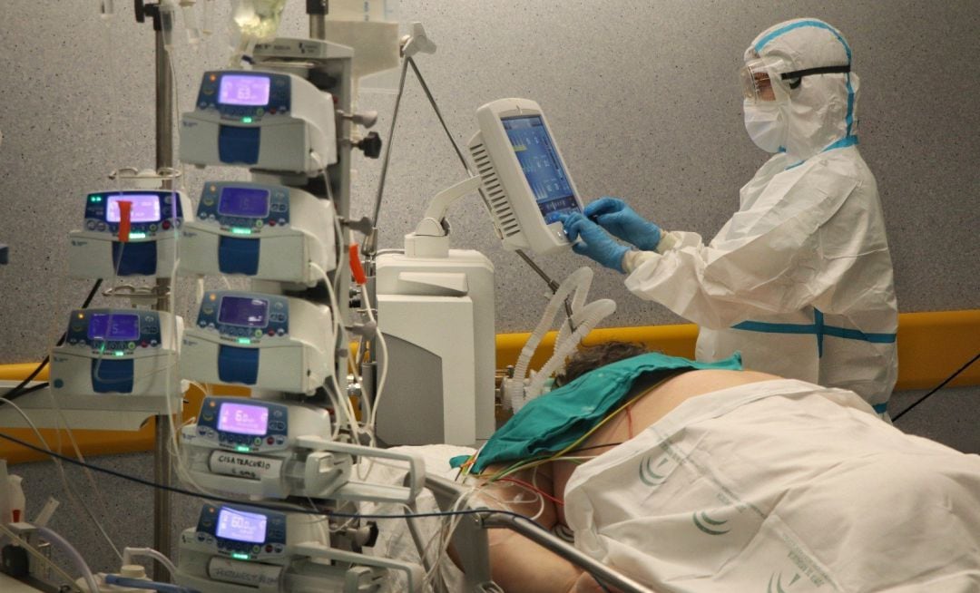 Un paciente con covid en la UCI del Hospital Reina Sofía.