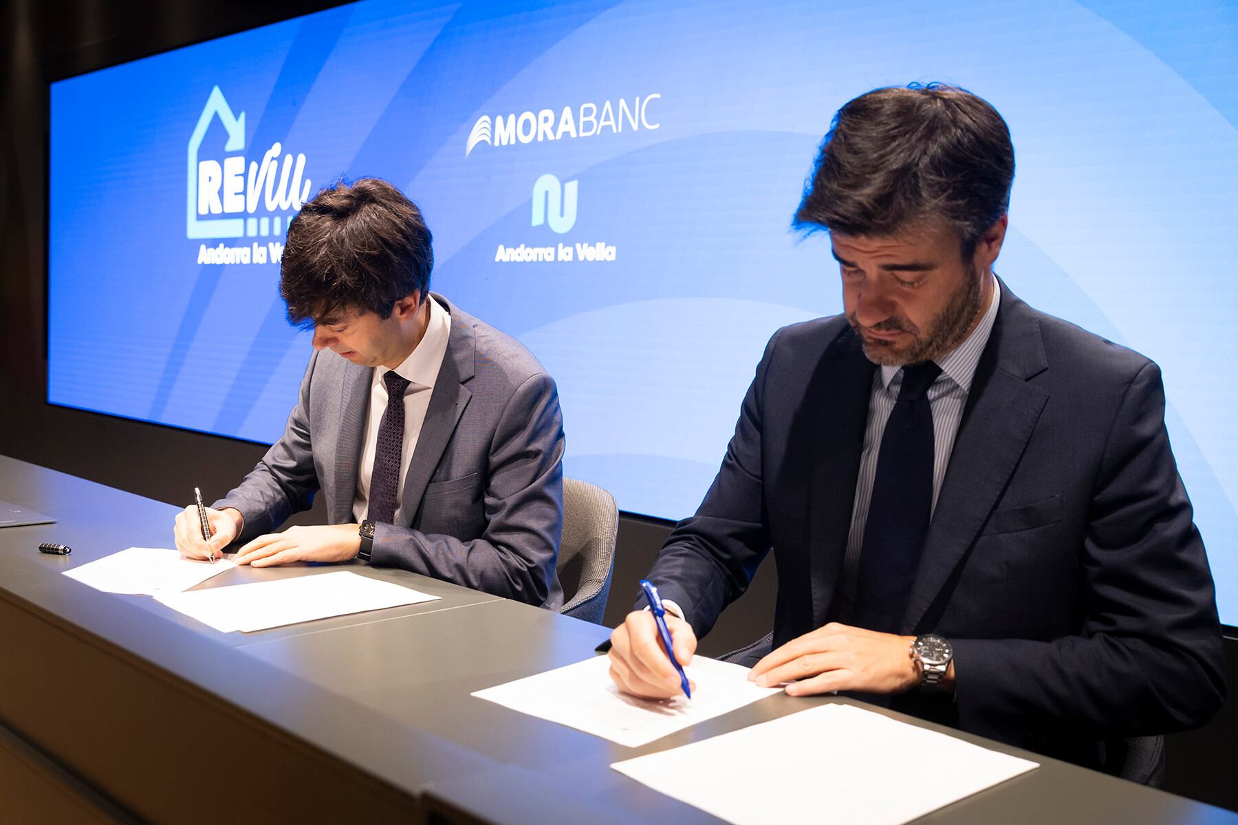 Signatura del conveni de col·laboració entre MoraBanc i el comú d'Andorra la Vella pel programa Reviu