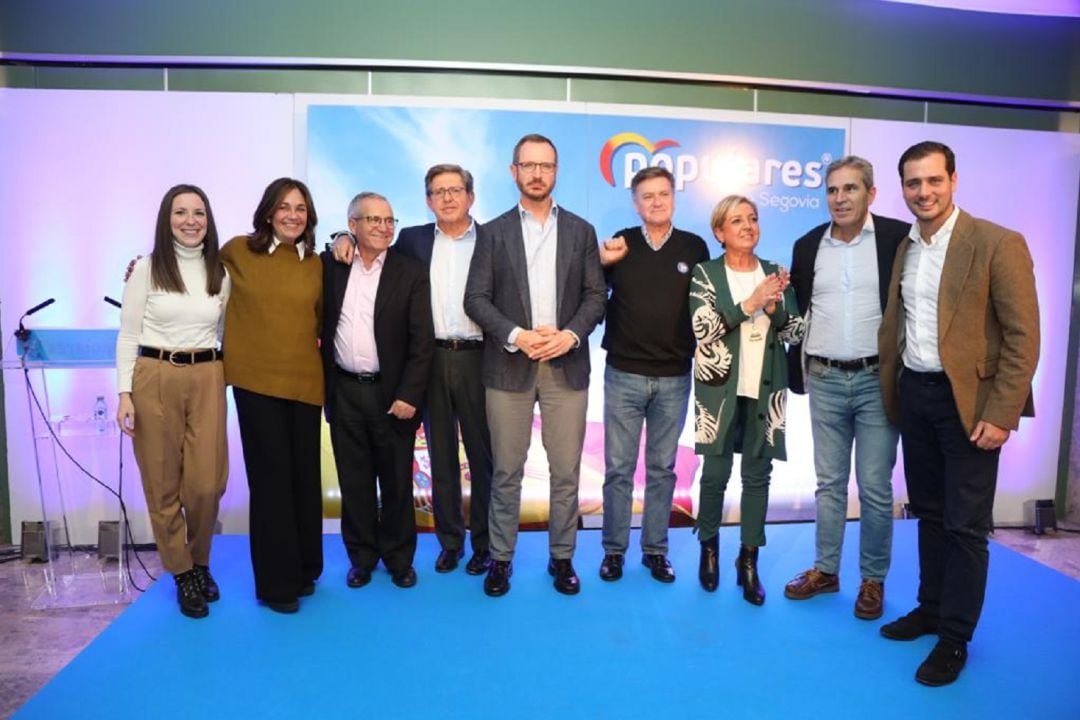 Foto de familia de los candidatos de Segovia junto al portavoz en el Senado Javier Maroto