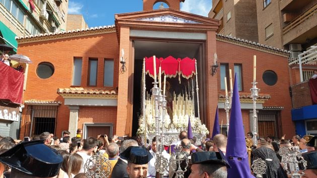 Salida del palio de la Virgen de la Caridad de la iglesia de los Dolores por primera vez en la Semana Santa de Granada