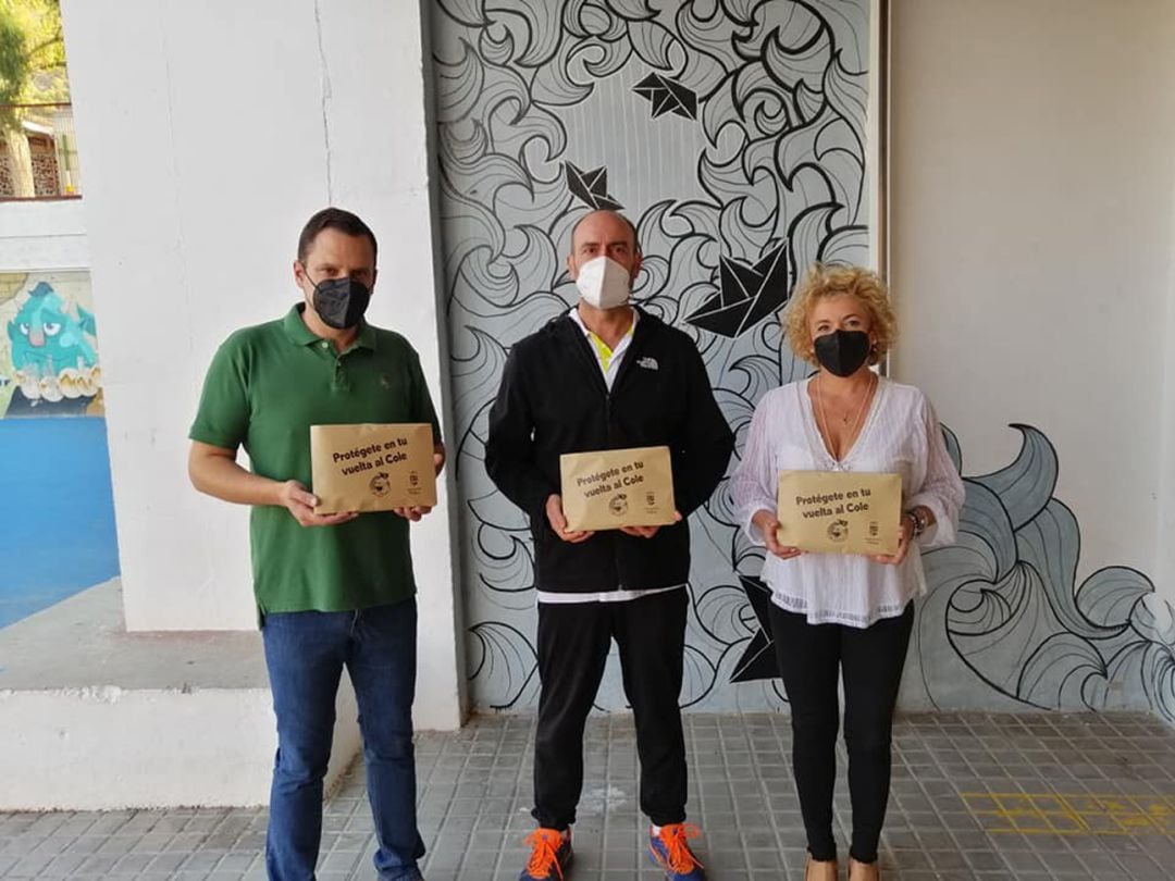 Foto de archivo de la entrega de mascarillas a los colegios de la localidad por parte del alcalde de Padul(Granada), Manuel Villena (de verde)