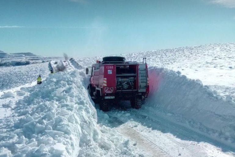 Vehículo del Consorcio Provincial de Bomberos retirando nieve de un ventisquero
