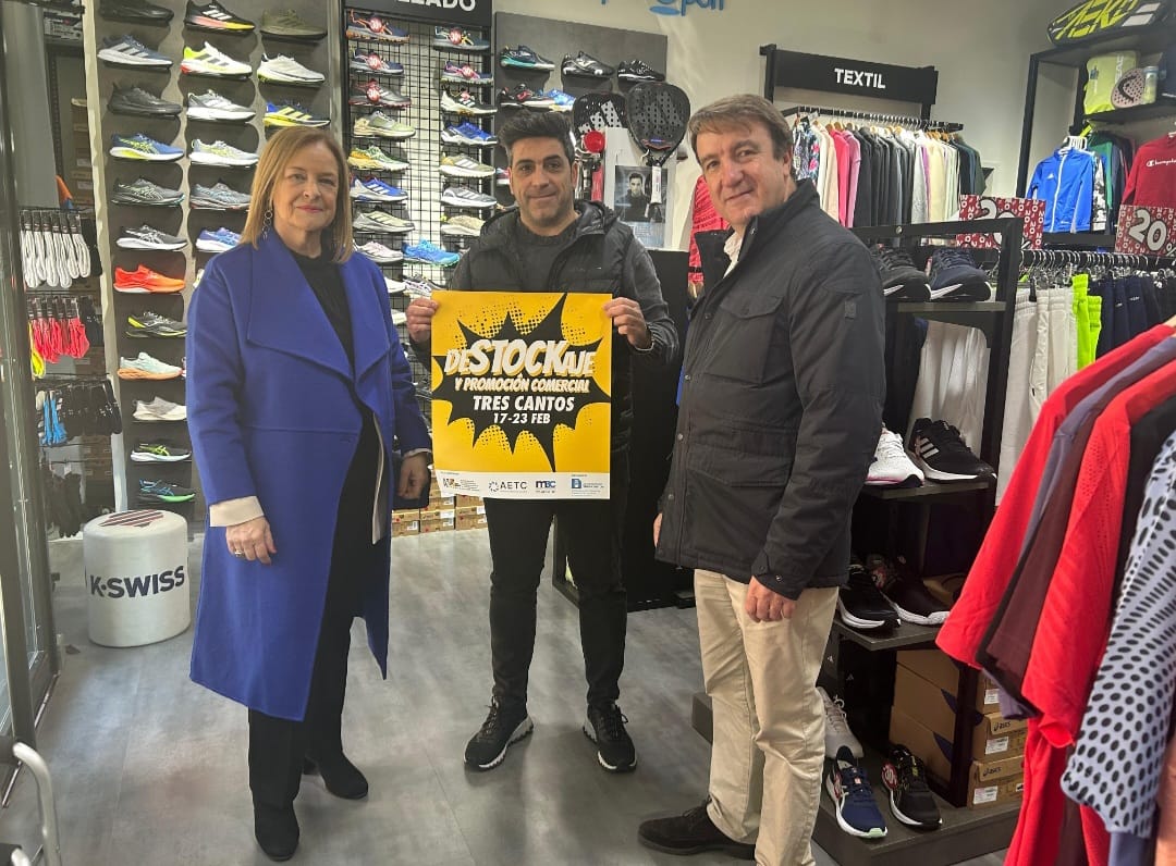 El alcalde de Tres Cantos, Jesús Moreno, junto a la concejala de Comercio, María José Beltrán, y uno de los comerciantes que participan en ‘DeSTOCKaje y Promoción Comercial’