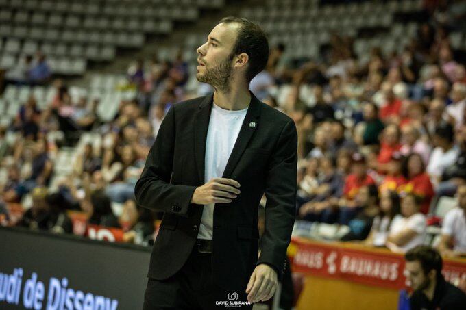 Bernat Canut, dirigint un partit amb l'Uni Girona