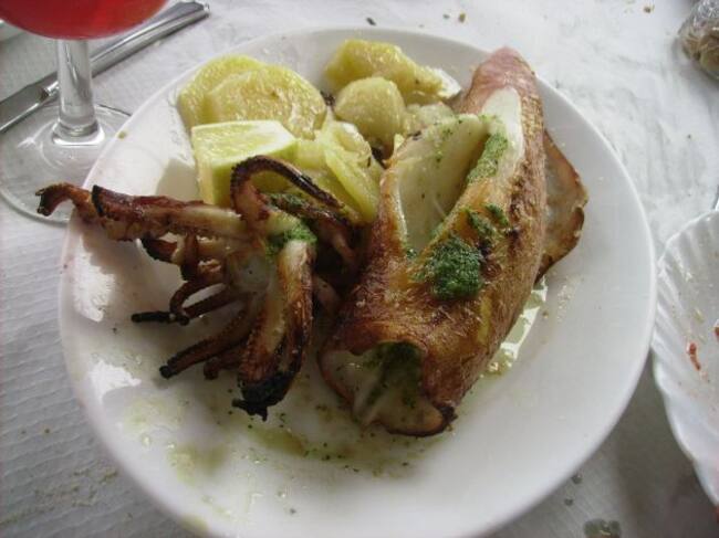 Espeto de calamar con patatas a lo pobre en Málaga