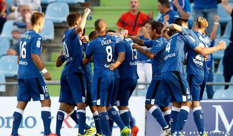 Los jugadores celebran uno de los goles logrados en el último partido en casa ante UCAM Murcia