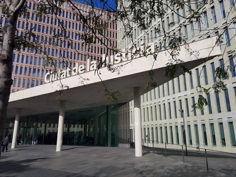 Entrada principal de la Ciudad de la Justicia de Barcelona