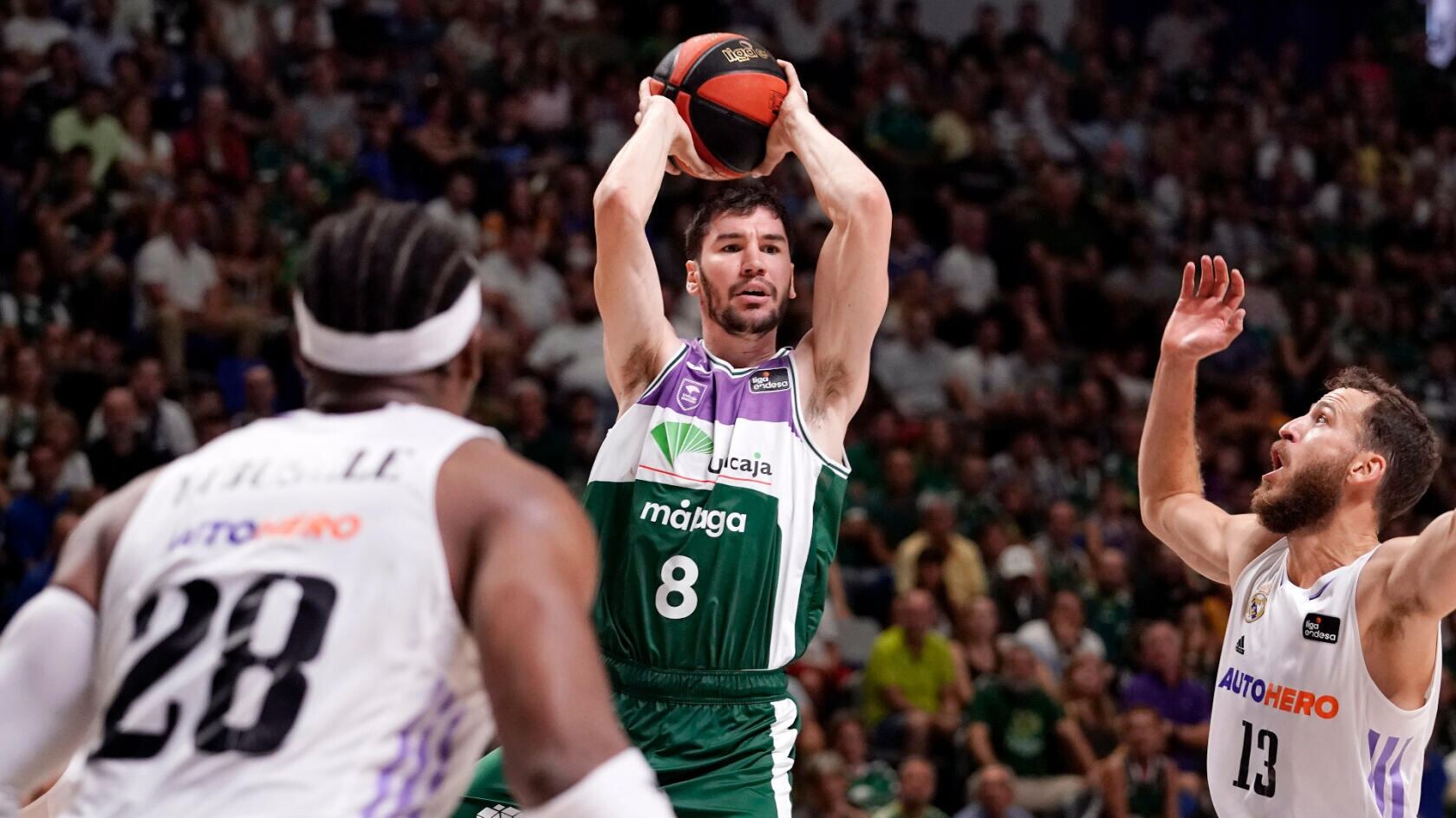Darío Brizuela intenta un pase ante el Real Madrid