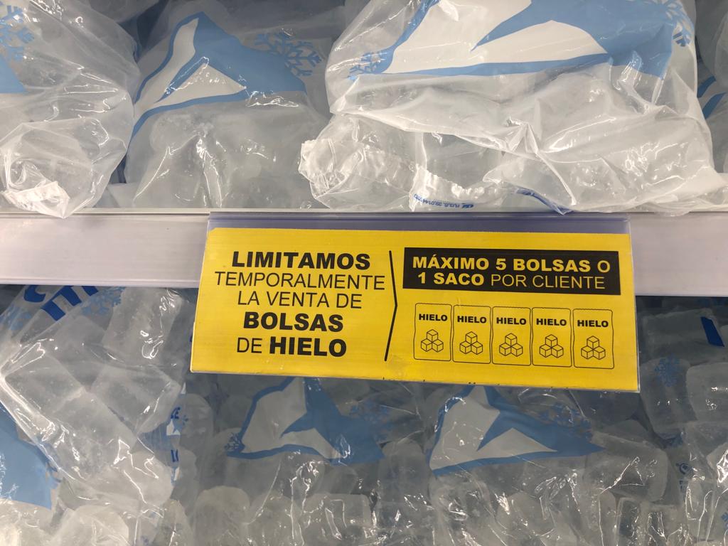 Advertencia a los clientes de un supermercado con la limitación en el número de bolsas de hielo por la escasez