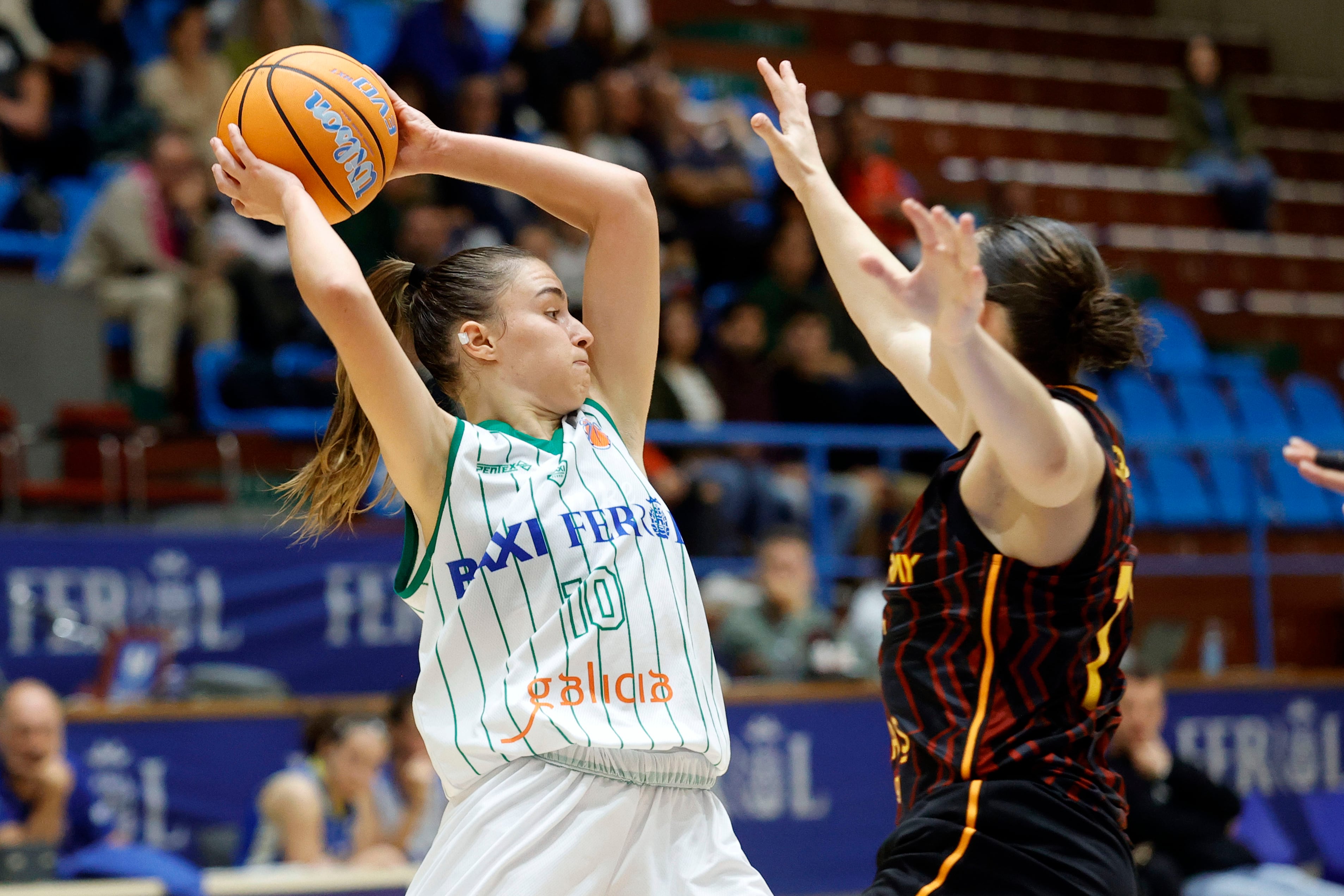 FERROL, 9/10/2024.- La jugadora del Baxi Àngela Mataix (izquierda) juega un balón ante Ayse Cora, del Galatasaray, durante el partido de la fase de grupos de la Eurocup de baloncesto disputado este miércoles en Ferrol. EFE/Kiko Delgado.