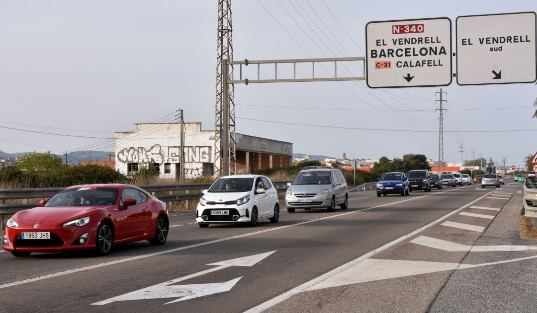 Varios coches circulan por la carretera.