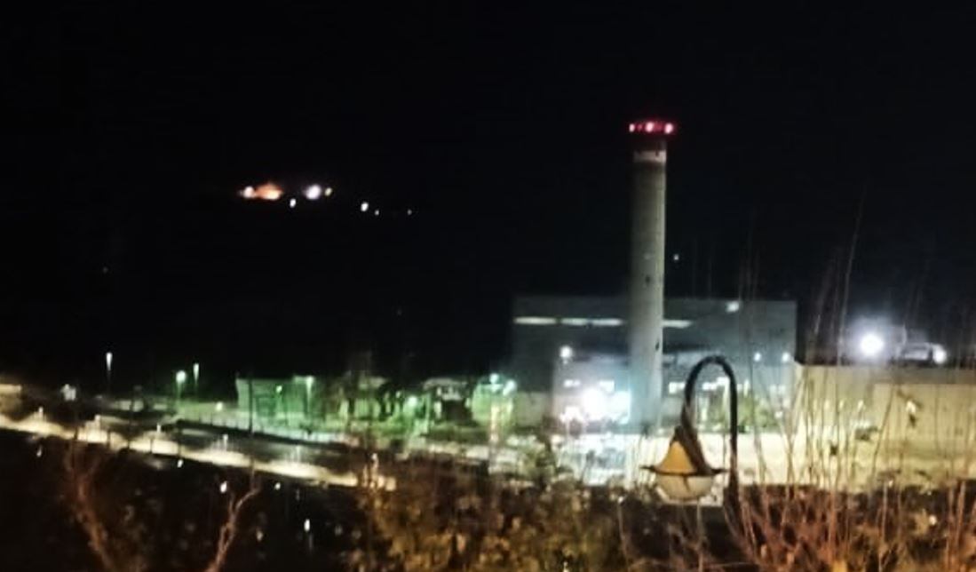 El foc, a l&#039;esquerra de la imatge, es pot veure des de l&#039;altra banda del port de Maó