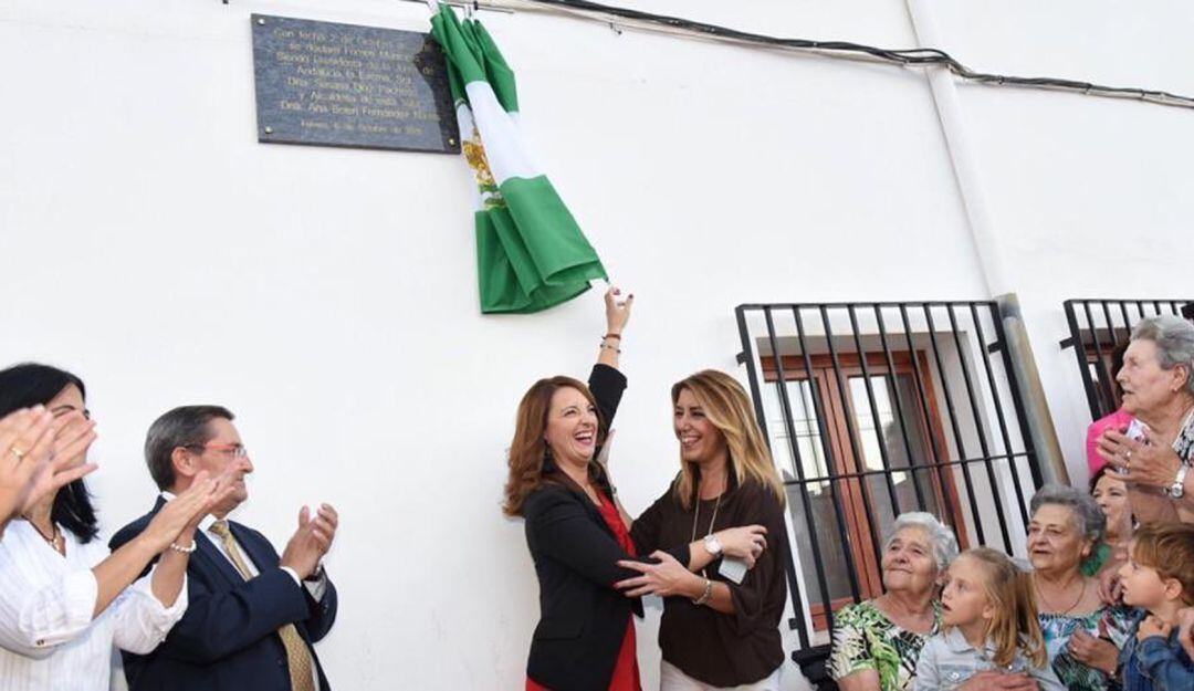 La presidenta de la Junta, Susana Díaz, inaugura una placa junto a la alcaldesa de Fornes (Granada) con motivo de la constitución de esta localidad como municipio independiente de Arenas del Rey