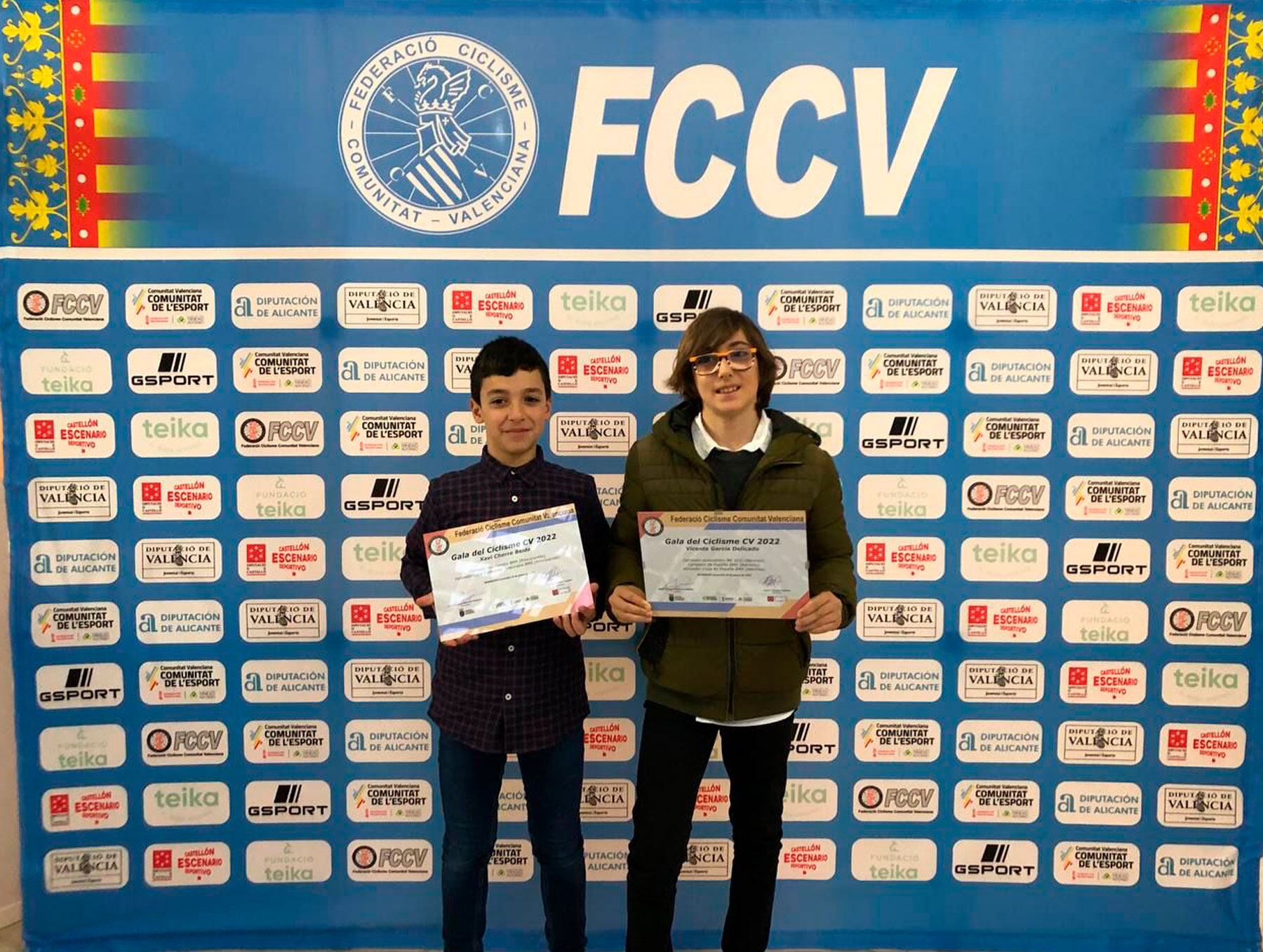 Xavi Cherro y Vicente García con los diplomas acreditativos