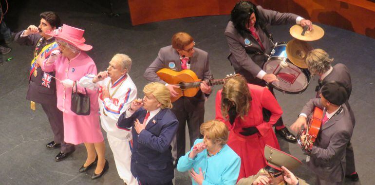 La chirigota Grupo de Guasa, en su pase de preliminares en el Falla
