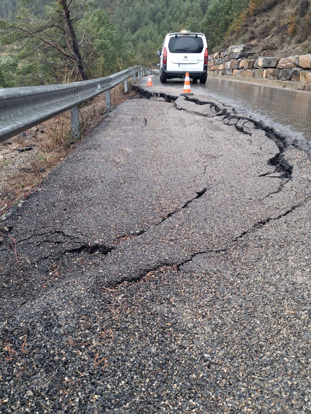 Un deslizamiento debido a que las lluvias y nevadas de las últimas semanas han provocado que las laderas y rellenos de las carreteras se encuentren totalmente saturados