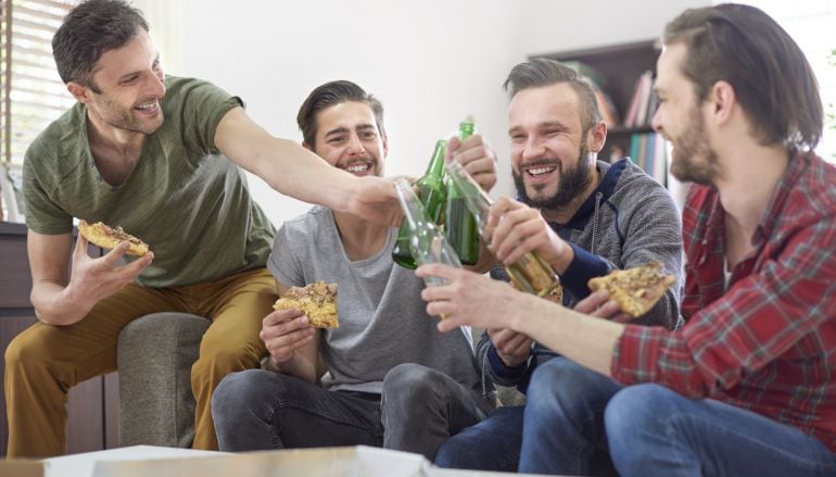 Los hombres reducen su nivel de ansiedad saliendo con amigos, de vez en cuando. 