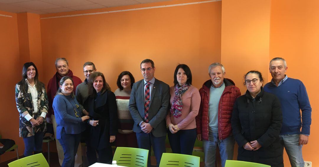 Equipo de representantes del Ára de Promoción Económica que se reúnen con diferentes estamentos de las zonas más afectadas por la ausencia de comercio en el medio rural