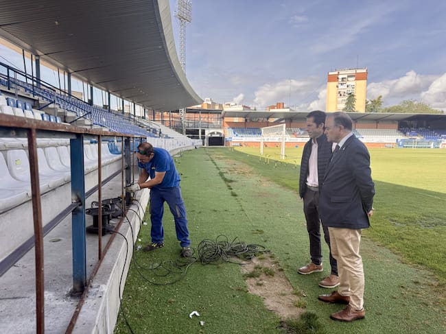 El alcalde, José Julián Gregorio, revisa la reparación de la valla del Municipal El Prado