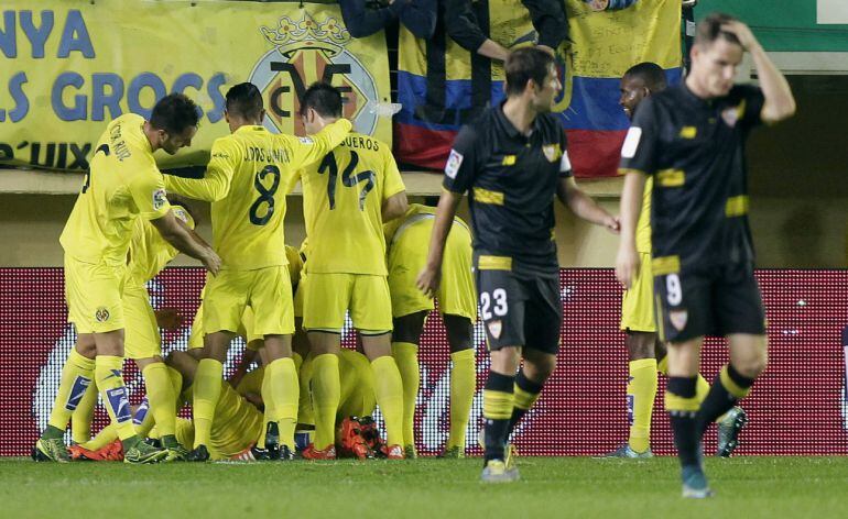 Los jugadores del Villarreal celebran el gol marcado por Mario Gaspar frente al Sevilla