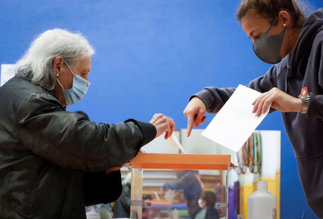 Una mujer ejerce su derecho al voto este domingo en un colegio electoral de San Sebastián. Las 2.678 mesas electorales previstas para los comicios en Euskadi se han constituido con normalidad al igual que transcurren sin incidencias reseñables los primeros momentos de la jornada de elecciones para el Parlamento Vasco