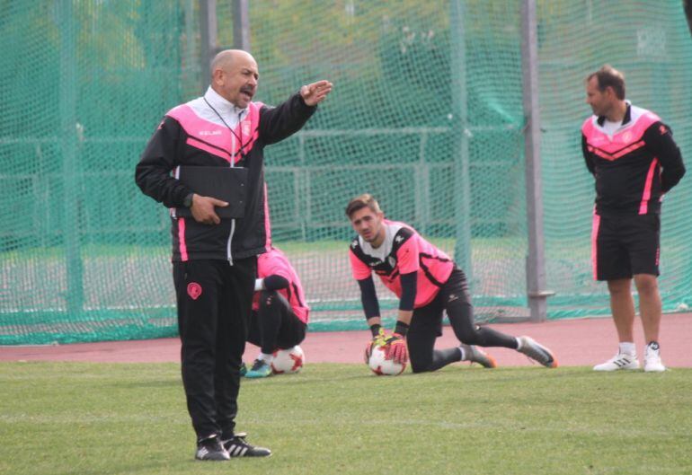 Claudio Barragán dirige un entrenamiento del Hércules 