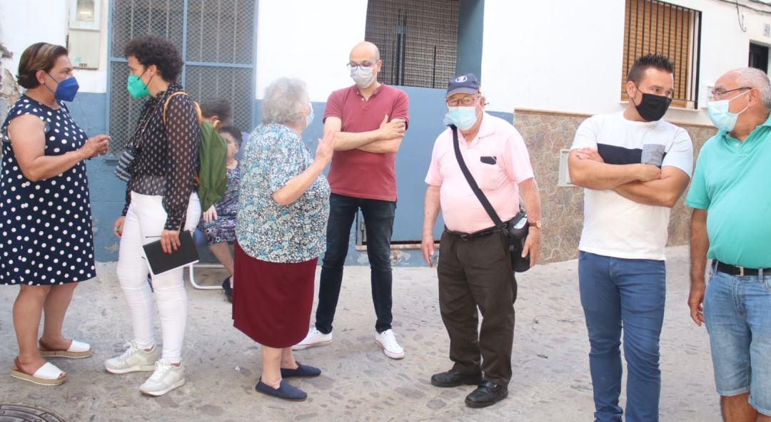 Imagen de la alcaldesa Carmina Ballester con vecinos de Onda.